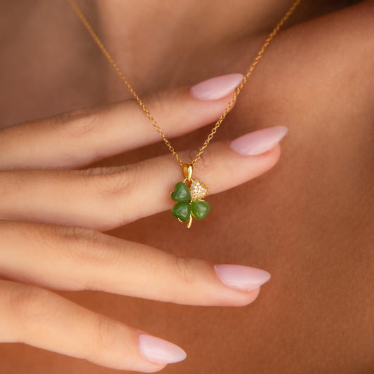 Collar de trébol de jade pavé