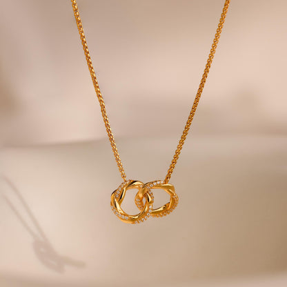 Collar con dijes pavé entrelazados
