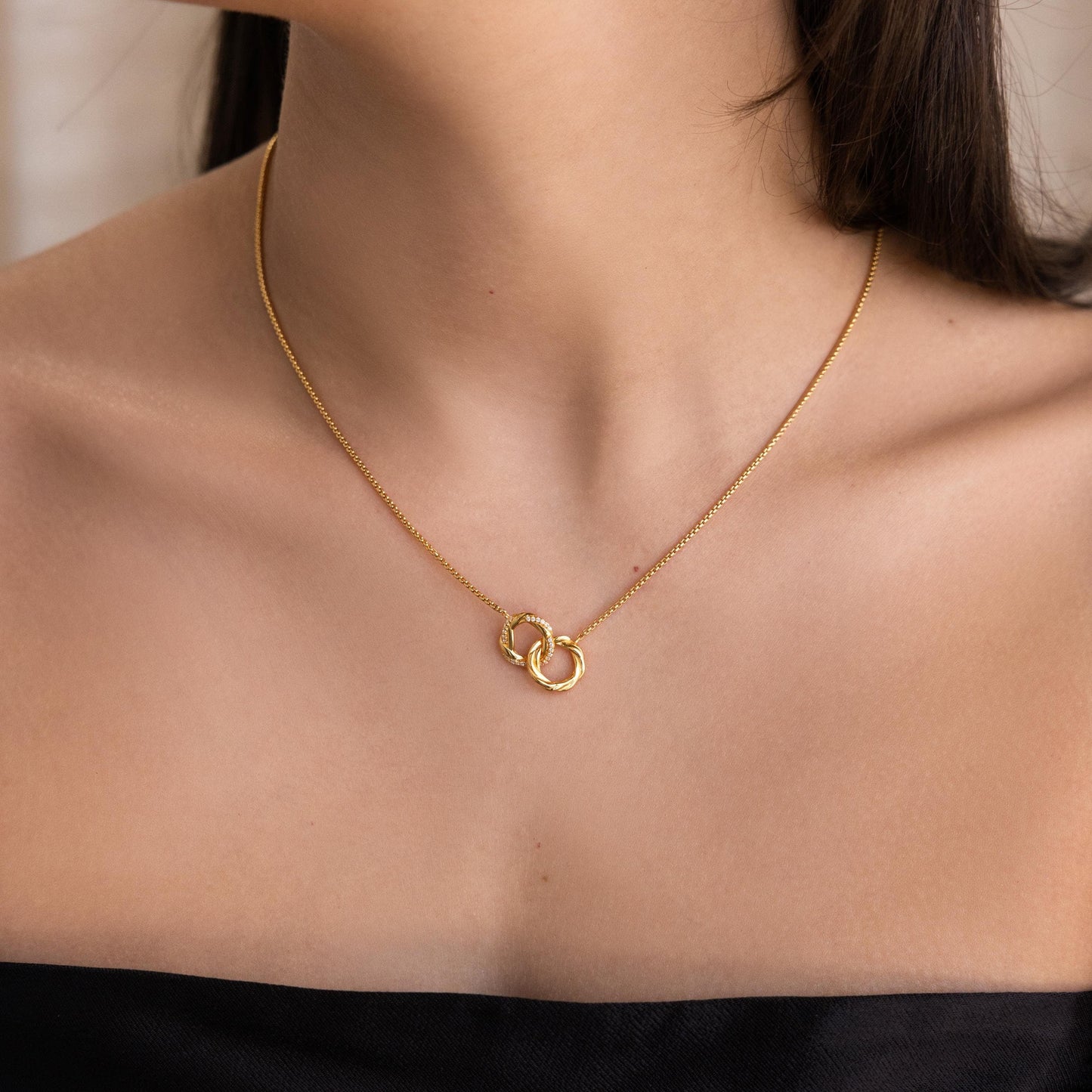 Collar con dijes pavé entrelazados
