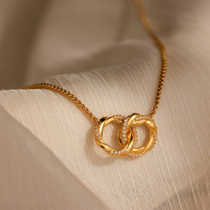 Collar con dijes pavé entrelazados