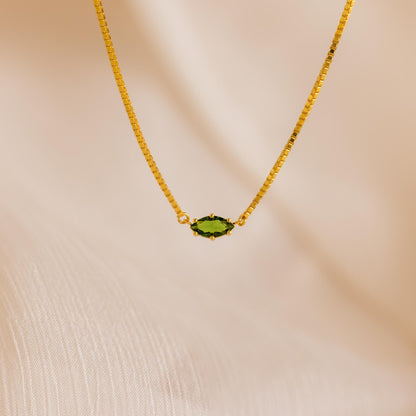 Delicado collar con piedra de nacimiento de marquesa