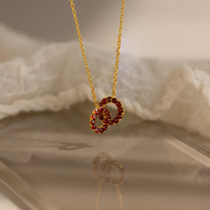 Collar con dos piedras de nacimiento entrelazadas