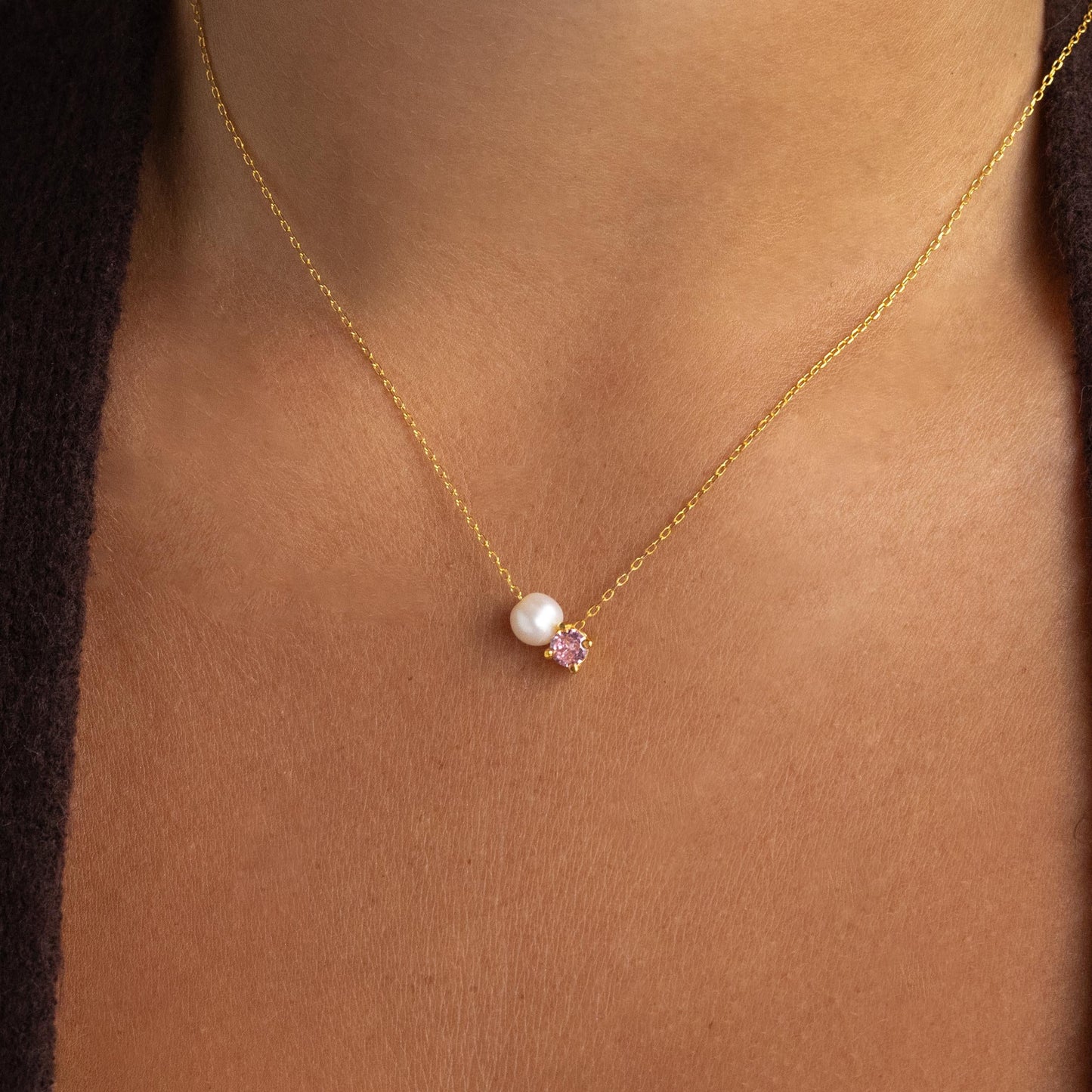 Collar de perlas y piedras de nacimiento