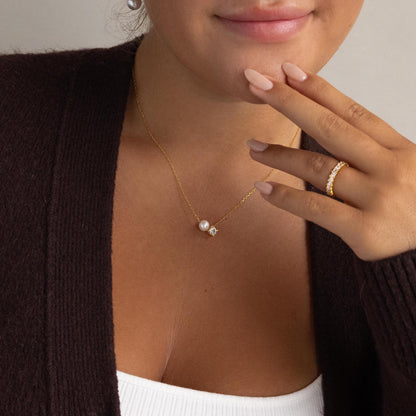 Collar de perlas y piedras de nacimiento