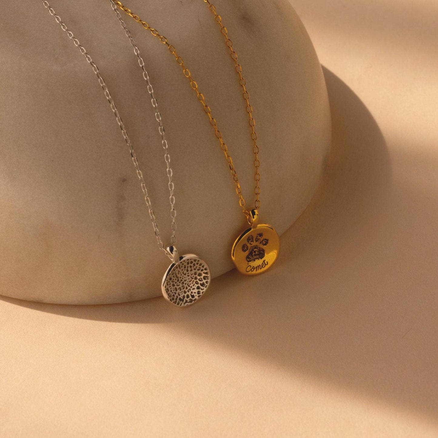 Collar de monedas con huella de pata