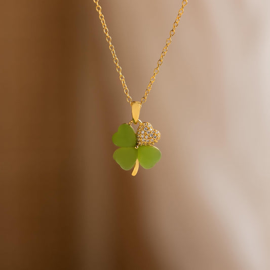 Collar de trébol de jade pavé
