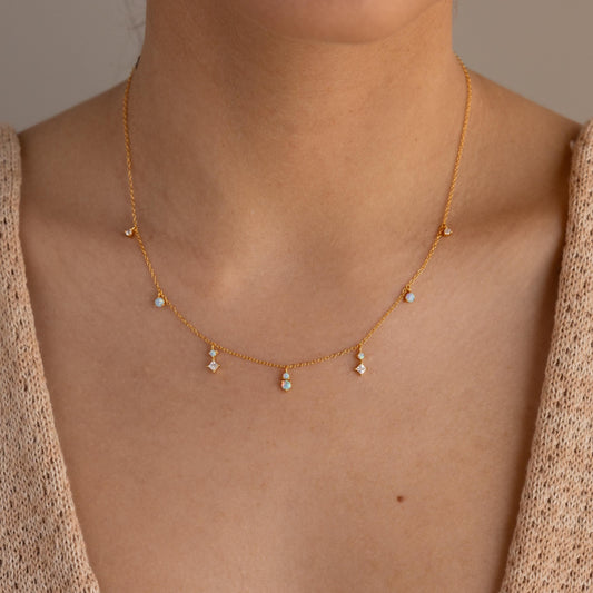 Collar de estación de diamantes y ópalo