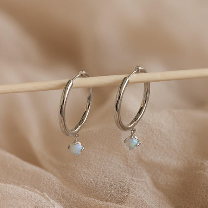 Delicados pendientes Huggies con forma de gota de ópalo