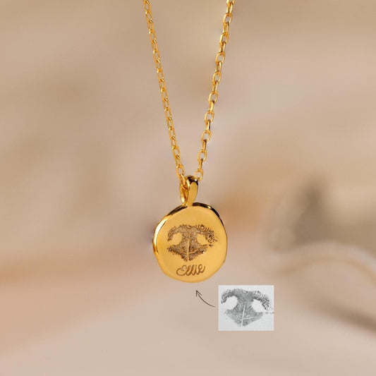 Collar de monedas con huella de pata