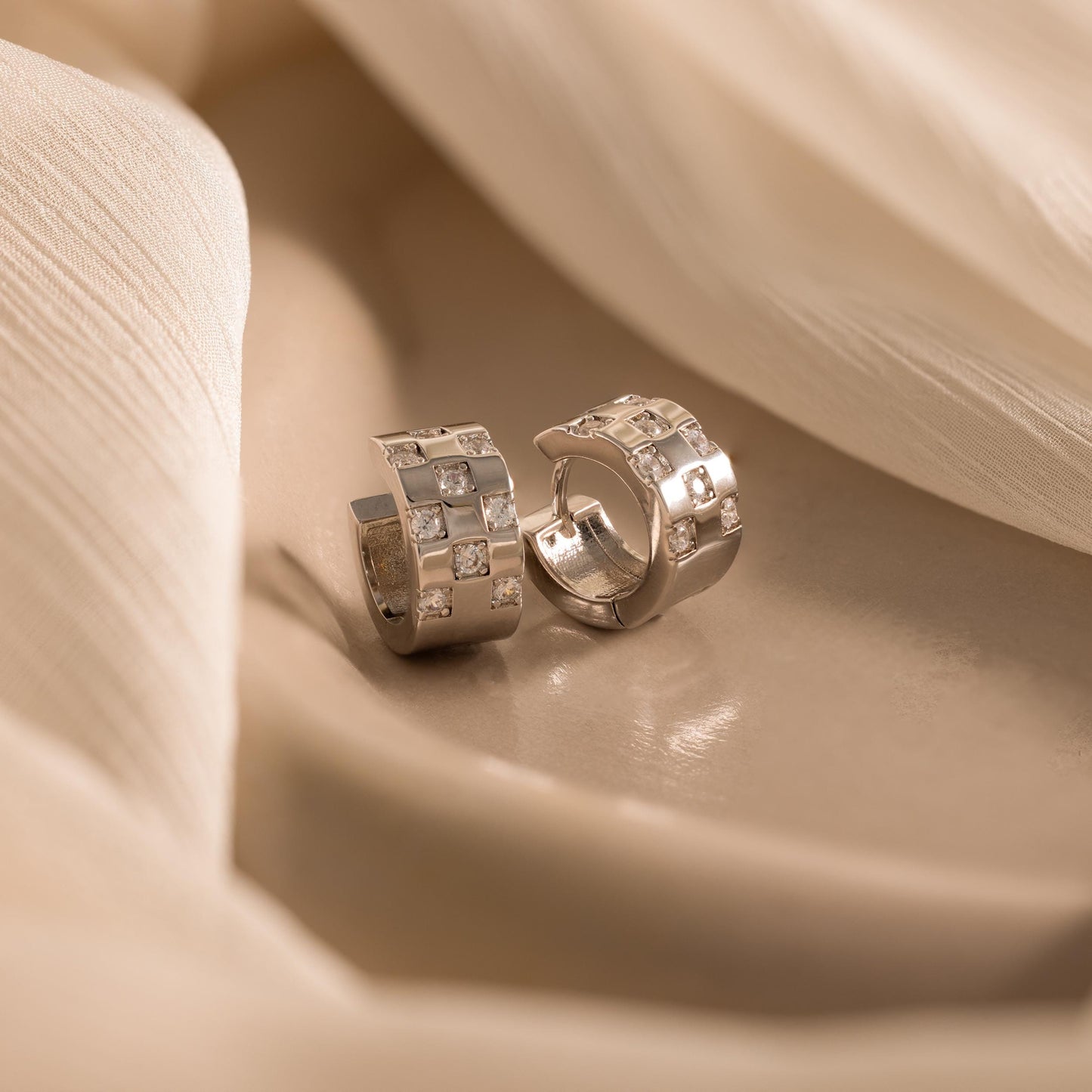 Huggies mit Pavé-Karierung