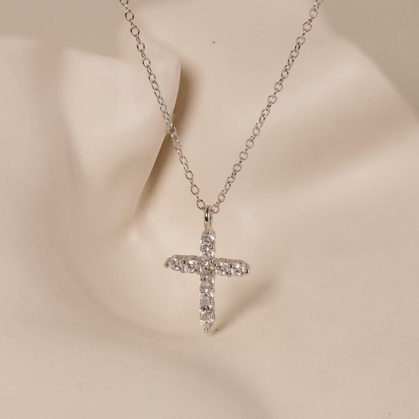 Collar con cruz pavé