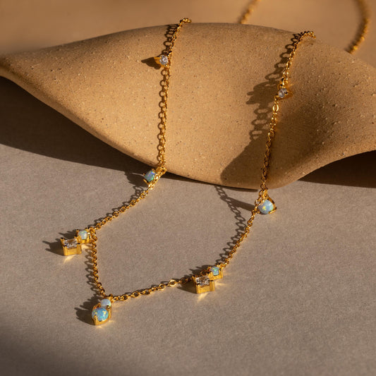 Collar de estación de diamantes y ópalo