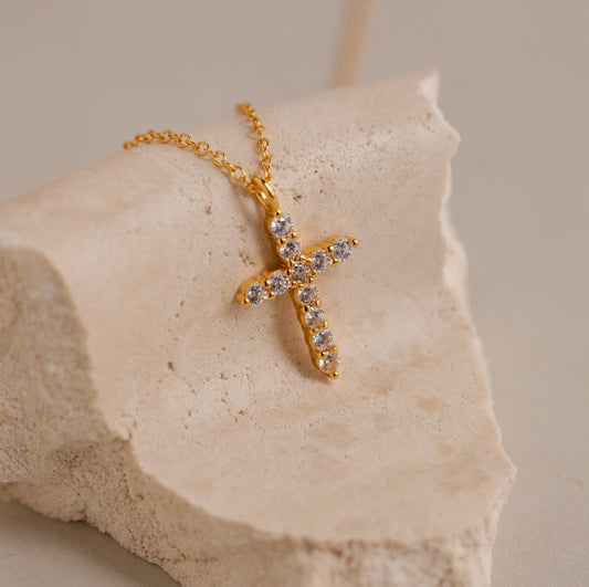 Collar con cruz pavé