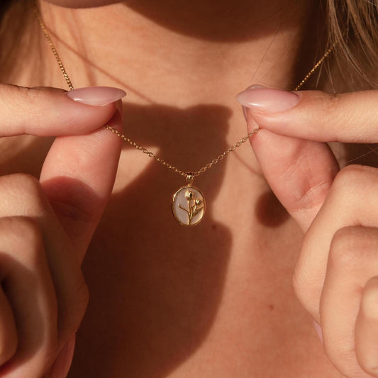 Collar de tulipanes y perlas