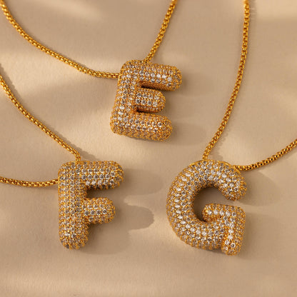 Collar con letras abullonadas pavé