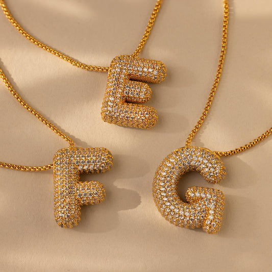 Collar con letras abullonadas pavé