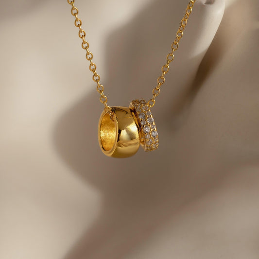 Collar con dos círculos pavé