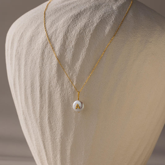 Collar con colgante de inicial de perla