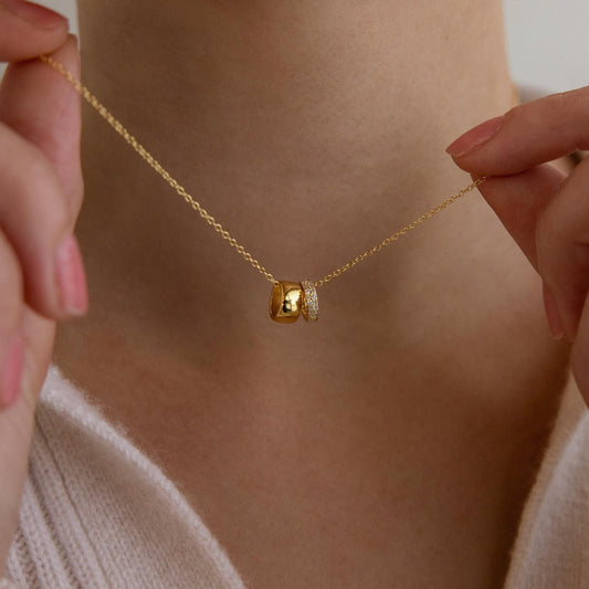 Collar con dos círculos pavé