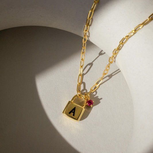 Collar con candado y piedra de nacimiento inicial