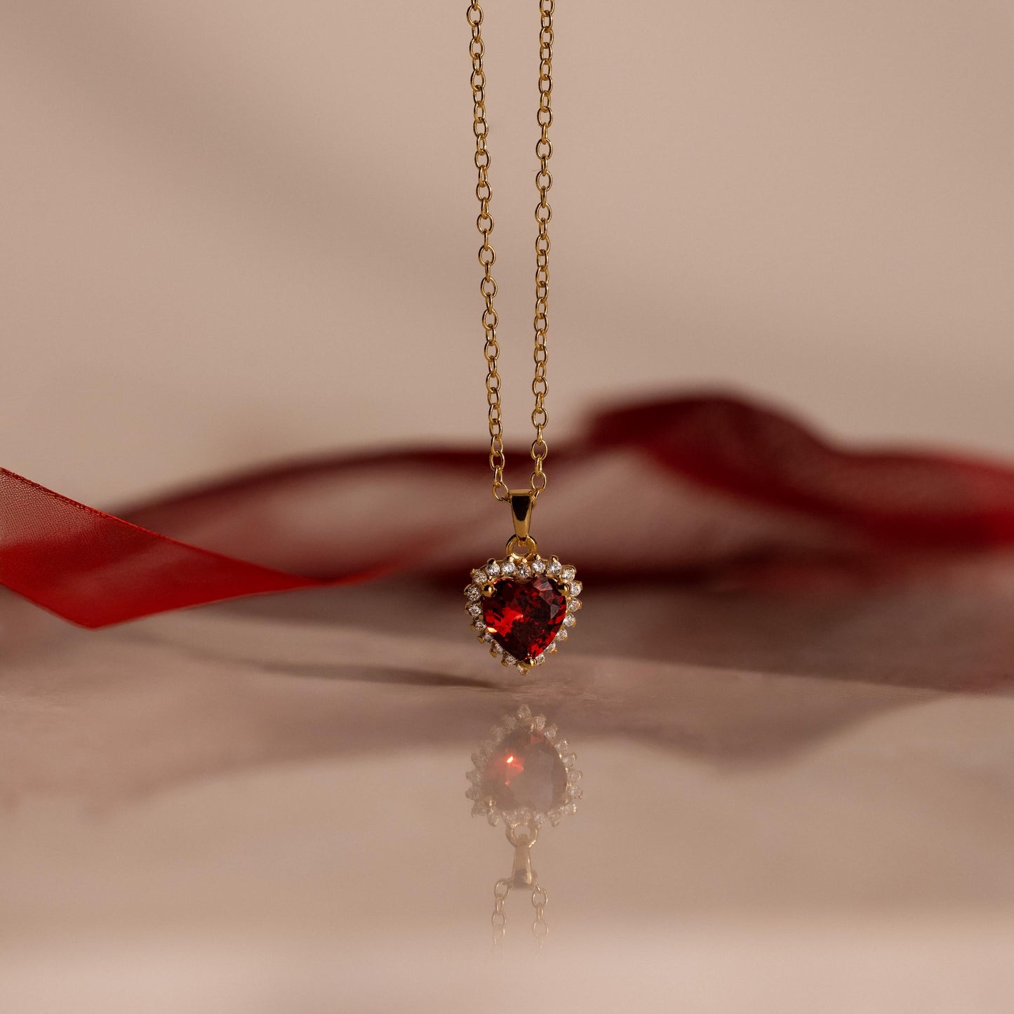 Collar de corazón de granate pavé