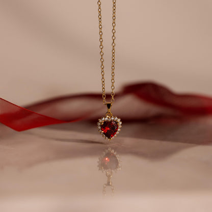 Collar de corazón de granate pavé