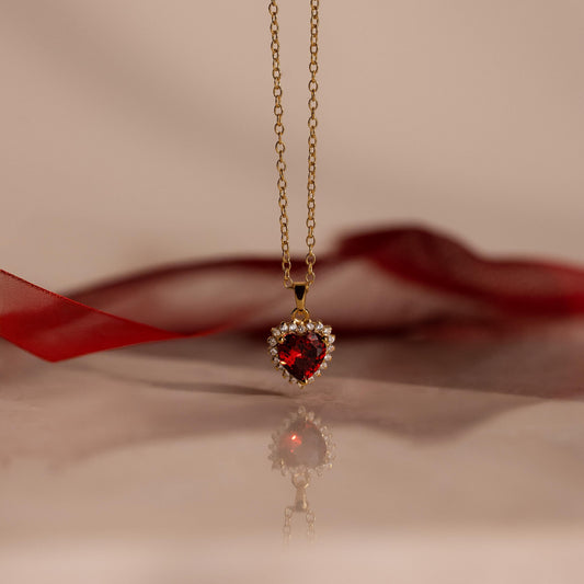 Collar de corazón de granate pavé