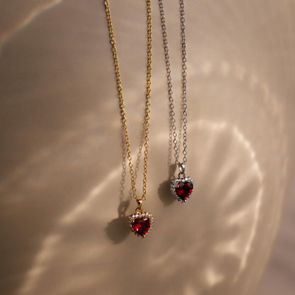 Collar de corazón de granate pavé