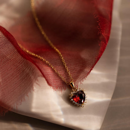 Collar de corazón de granate pavé