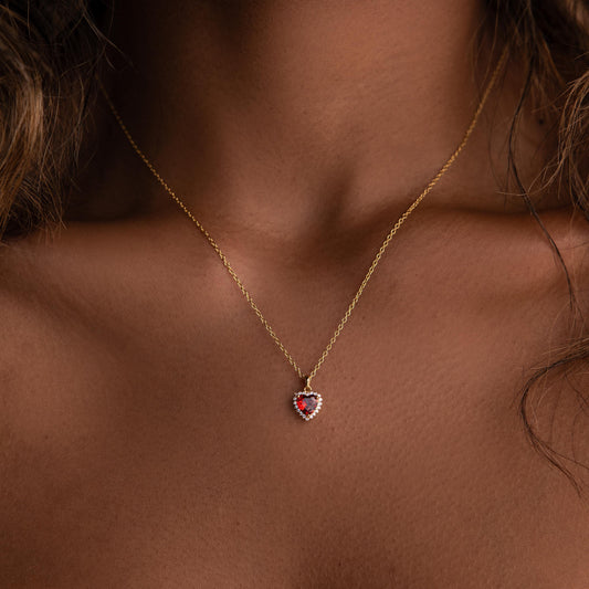 Collar de corazón de granate pavé