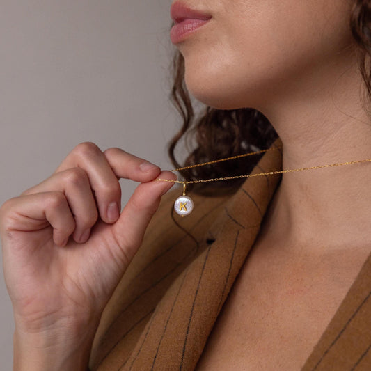 Collar con colgante de inicial de perla