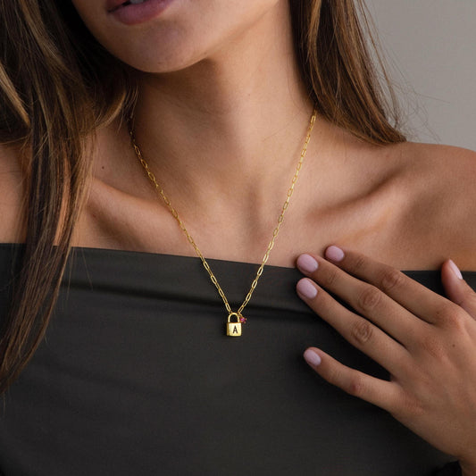 Collar con candado y piedra de nacimiento inicial
