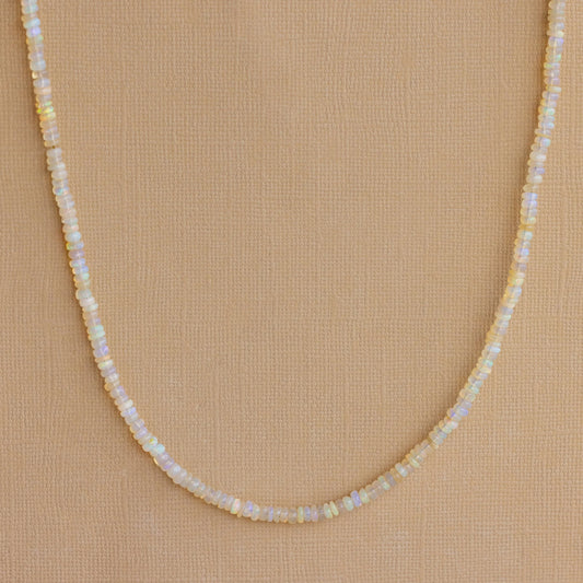 Collar de cuentas de ópalo