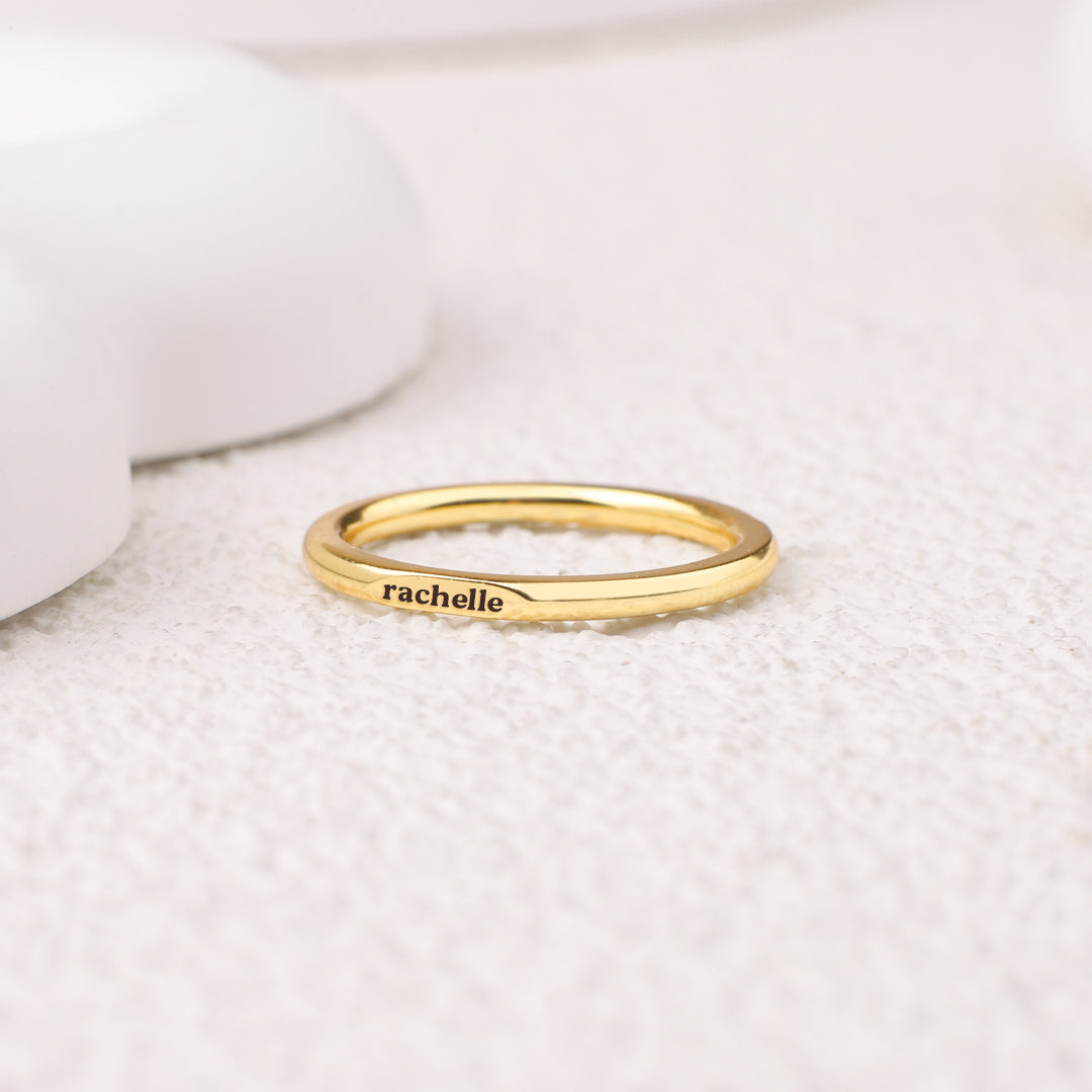 Stapelbarer Namensring aus Sterlingsilber mit flacher Oberseite und superkleinem Ring