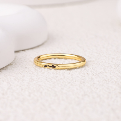 Stapelbarer Namensring aus Sterlingsilber mit flacher Oberseite und superkleinem Ring