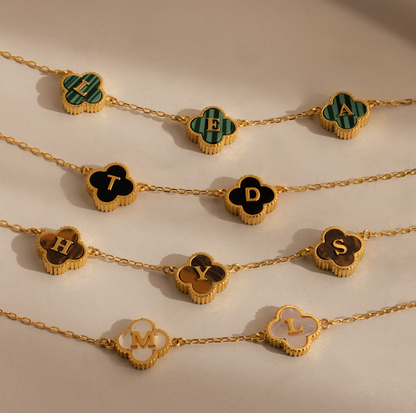 Collar con letra de trébol de piedras preciosas