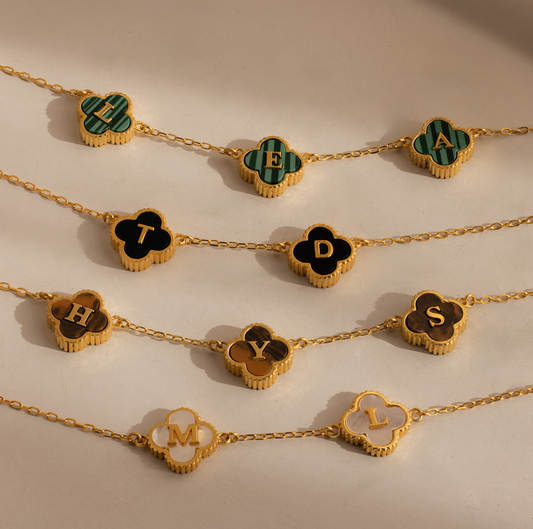 Collar con letra de trébol de piedras preciosas