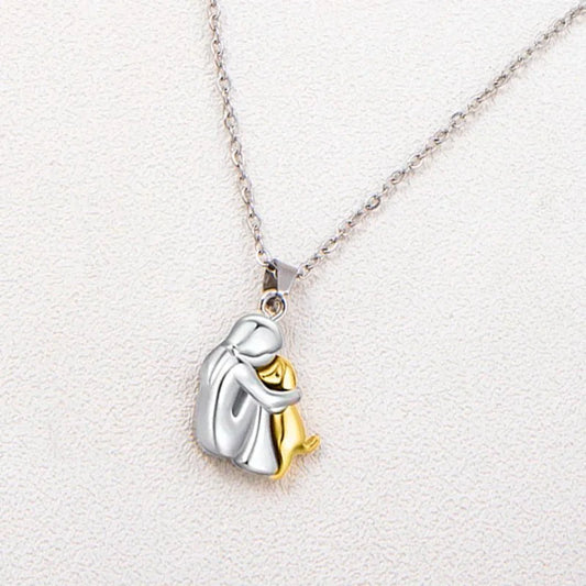 Collar de niña y perro abrazados