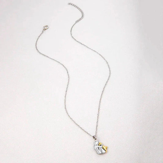 Collar de niña y perro abrazados